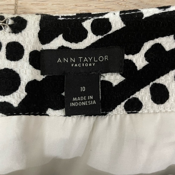 Ann Taylor Black And White Leaf Polka Dot Short Pencil Skirt Size 10 - Picture 2 of 3